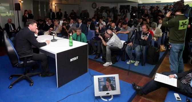 Moltissimi giornalisti e fotografi presenti ad Appiano per la presentazione. Forte